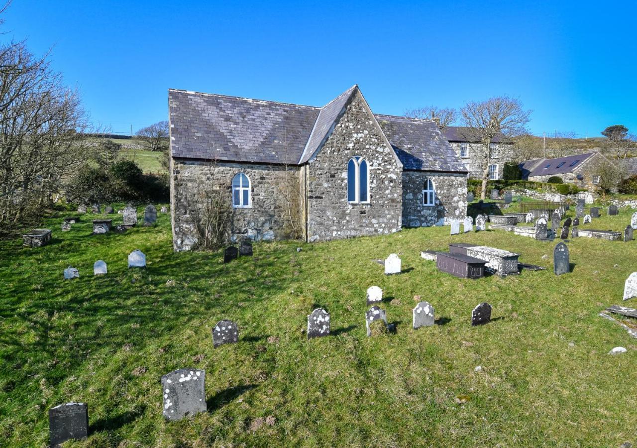 St Aelrhiws Church 외부 사진